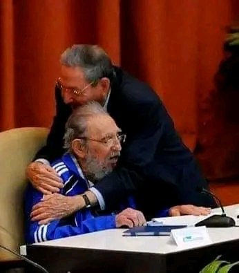 #ElAbrazo (...) Cuentan que una vez; Fidel se emocionó tanto hablando de Raúl, que no pudo más que pararse en la sala, mientras su hermano se cuadraba y le decía: 'Comandante en Jefe, ordene' y aquel día, como tantos otros, terminaron en un fuerte abrazo con los ojos cerrados.