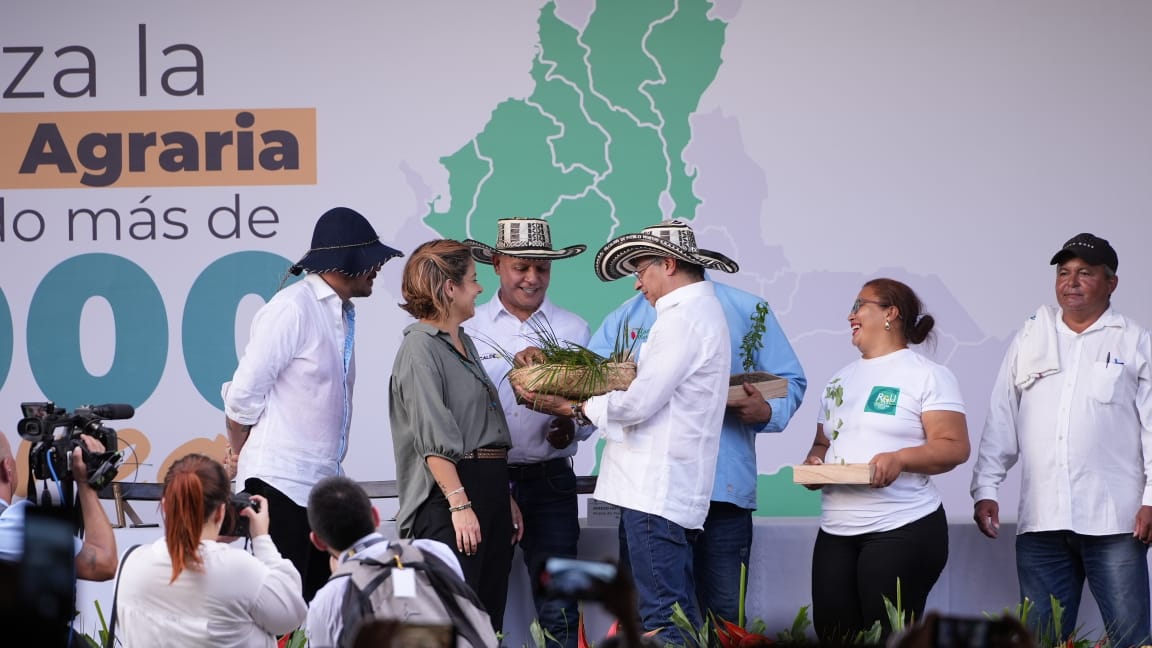 En Pueblo Nuevo, Córdoba, entregamos cerca de 2.000 hectáreas de tierra a 4 asociaciones campesinas, para asegurar un futuro próspero, productivo y lleno de paz. Toda una vida esperando tierra y hoy, por primera vez un Presidente llega y ratifica que el cambio es posible, cuando