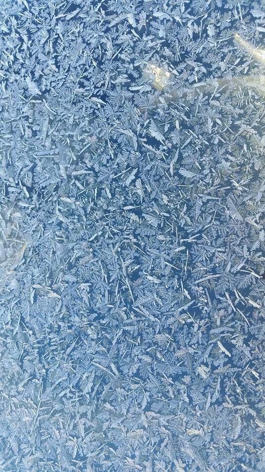 Merrick279's tweet photo. @Matt_Pinner Ice crystals on my windshield. https://t.co/143A7ekFjM
