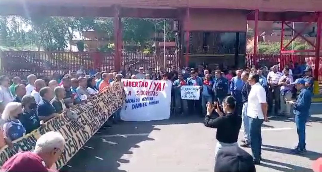 plataformacst's tweet photo. Daniel Romero y Leonardo Azocar, dirigentes sindicales de SIDOR y militantes revolucionarios de toda la vida,van a cumplir un año injustamente privados de libertad, su único delito fue denunciar a los corruptos y luchar por los derechos laborales.
 #LiberenALosSidoristas https://t.co/ib942fAe2x