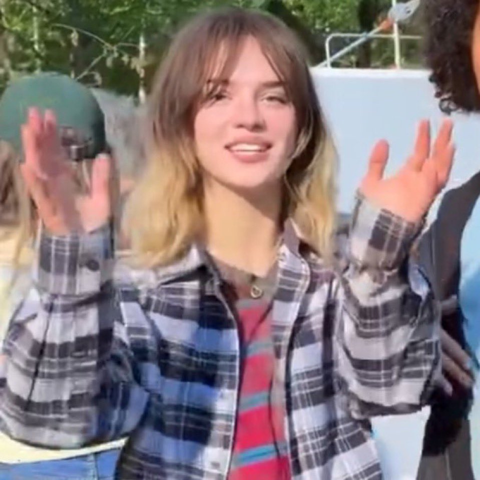 spookwoven's tweet photo. ik shauna is pissed ASF that nat is wearing jackie’s necklace 😭😭 i can see her scribbling in her journal about it now https://t.co/deifFSy75K