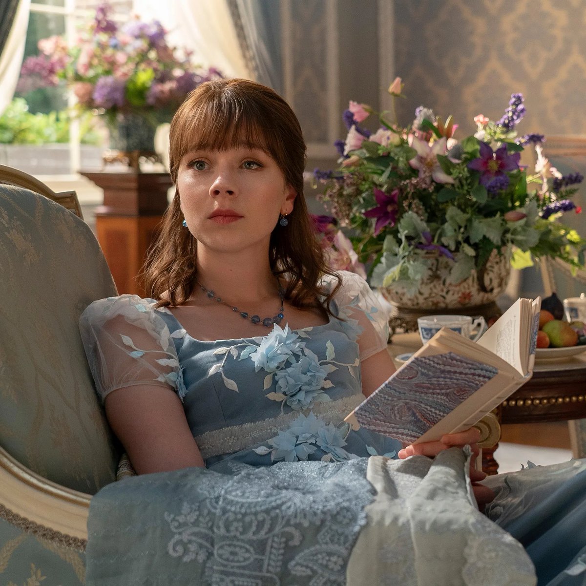 prisonforliv's tweet photo. marti as eloise #BridgertonOcchiamin https://t.co/vYLaW2zw2A