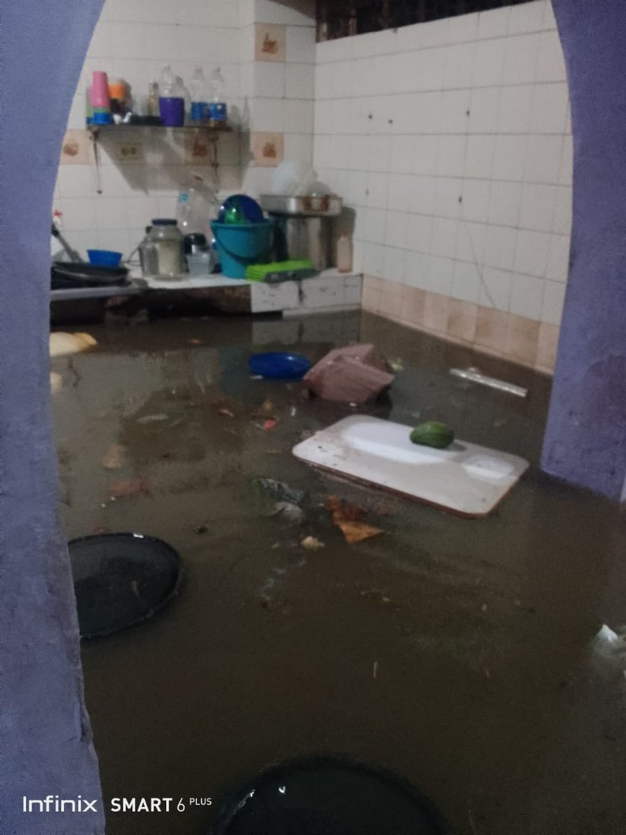 albertoprato02's tweet photo. Atentos y pendientes: están indicando que en el sector la Línea de petare,  por la Jovita el río Guaire, se desbordó y hay varias viviendas inundadas! https://t.co/nV1Ub13iqq