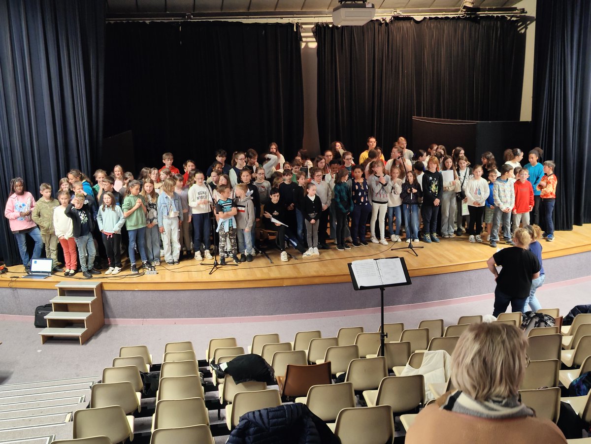 ClgChagallGasny's tweet photo. La #chorale du @ClgChagallGasny rejointe par les élèves de CM1/CM2 d'Ecos et Bus St Rémy nous ont offert une représentation à partir du livret préparé pour le festival #CSALP du 9 juin prochain. @MoncadaFra @Fmarchand_27 https://t.co/0l79zxDoLt