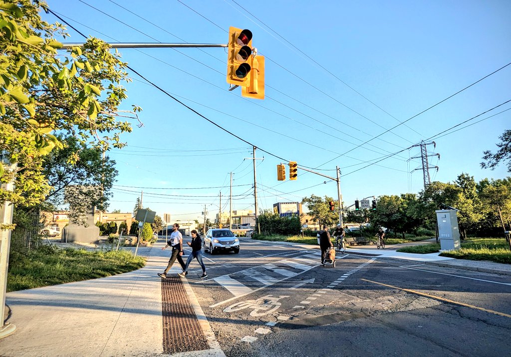 Fresh #WalkTO #BikeTO (very busy) signalized crossing on Caledonia at the Beltline.
🚶🏽‍♀️🚴🏽‍♀️