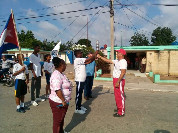 InderPinar's tweet photo. Alegria y entusiasmo en #LosPalacios,#PinardelRío, se recibe la antorcha de la 60 Edición de los Juegos Escolares Nacionales con la participación de glorias del deporte,estudiantes,trabajadores del sector y el pueblo palaceños.
#PinarXNuevasVictorias
#Cuba https://t.co/5WifPY4i1k