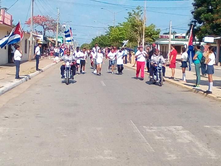 Alegria y entusiasmo en #LosPalacios,#PinardelRío, se recibe la antorcha de la 60 Edición de los Juegos Escolares Nacionales con la participación de glorias del deporte,estudiantes,trabajadores del sector y el pueblo palaceños.
#PinarXNuevasVictorias
#Cuba