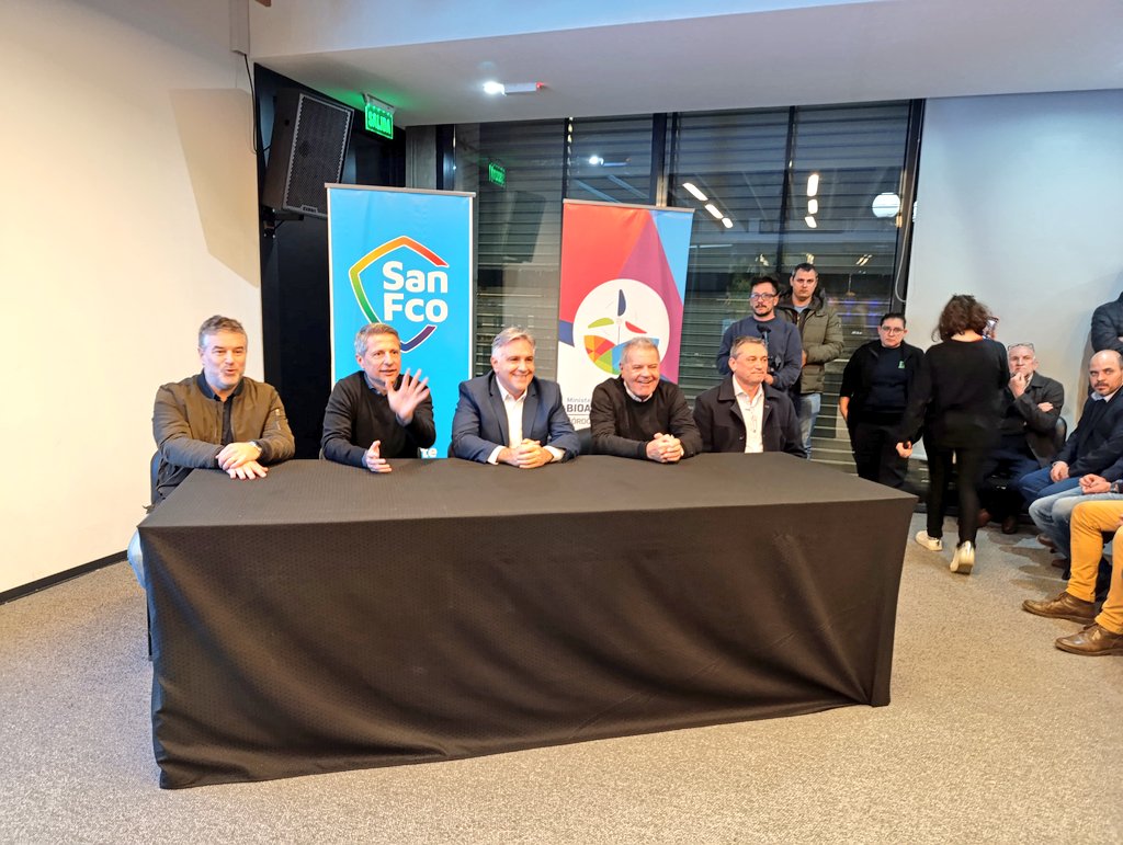 MinAgriCba's tweet photo. #BPAs | Lanzamiento de la 8° edición del Programa de Buenas Prácticas Agropecuarias ♻️

➡️El gobernador @MartinLlaryora,  acompañado por el ministro @SergioBussoOK, lanzó la 8° edición del Programa de Buenas Prácticas Agropecuarias en San Francisco 📍 https://t.co/UKBqs6iQ0f