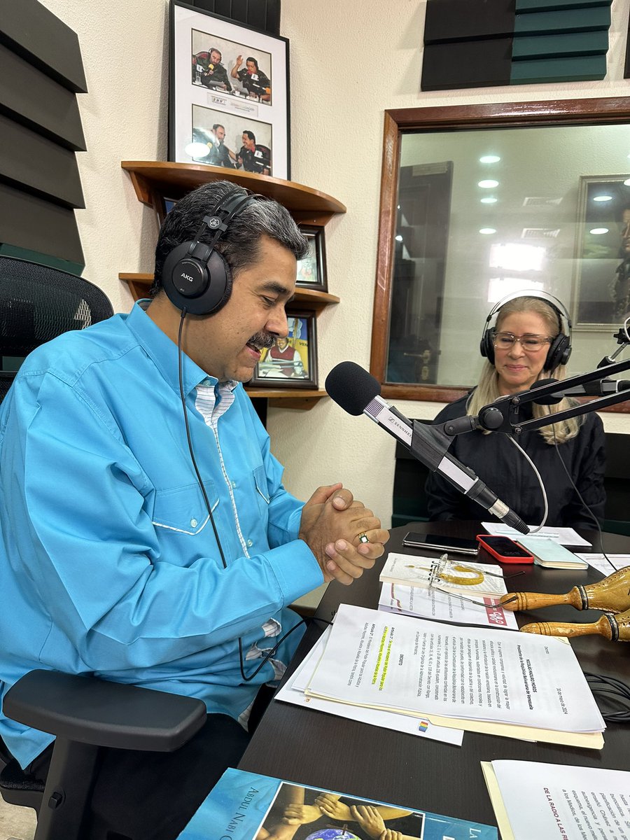 Acá estamos en directo con Maduro de Repente, programa de radio para seguir en contacto con el pueblo de Venezuela! Arriba pdte <a href="/NicolasMaduro/">Nicolás Maduro</a>