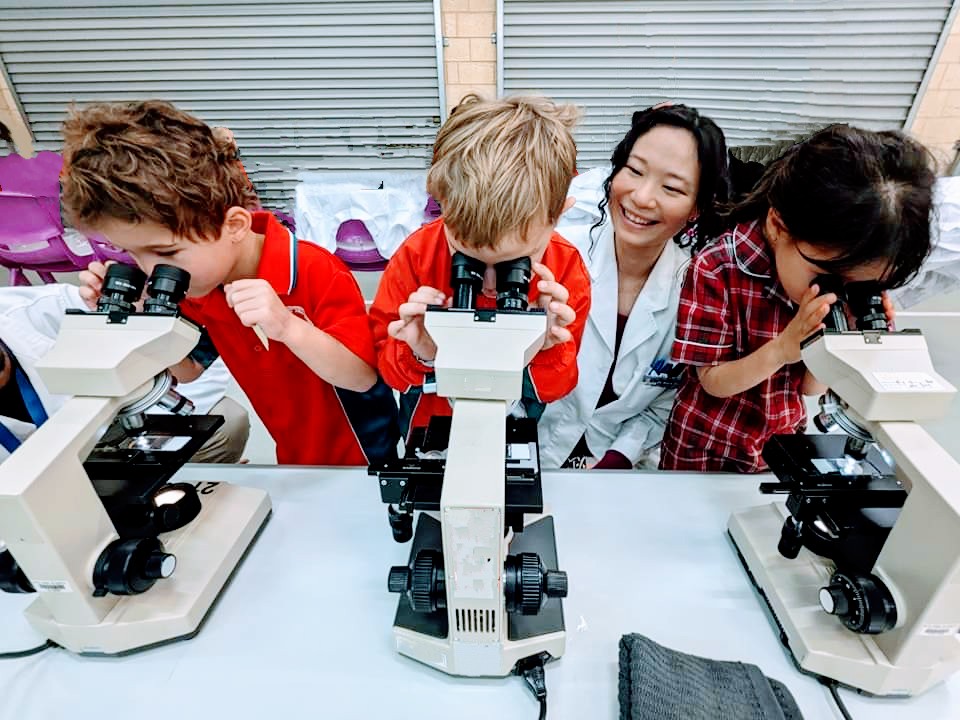 scientist_mum's tweet photo. Witnessing the joy & excitement on the #littlescientists face as they spotted #microbes under the #microscope π¬ & the #experiment bubbles makes all the hard work worthwhile.
#scicommm #scientistlife #workshop #medicalscience #kidscience #rinafu #rinawong #DrRina #microbiology https://t.co/D4gJ66rYie