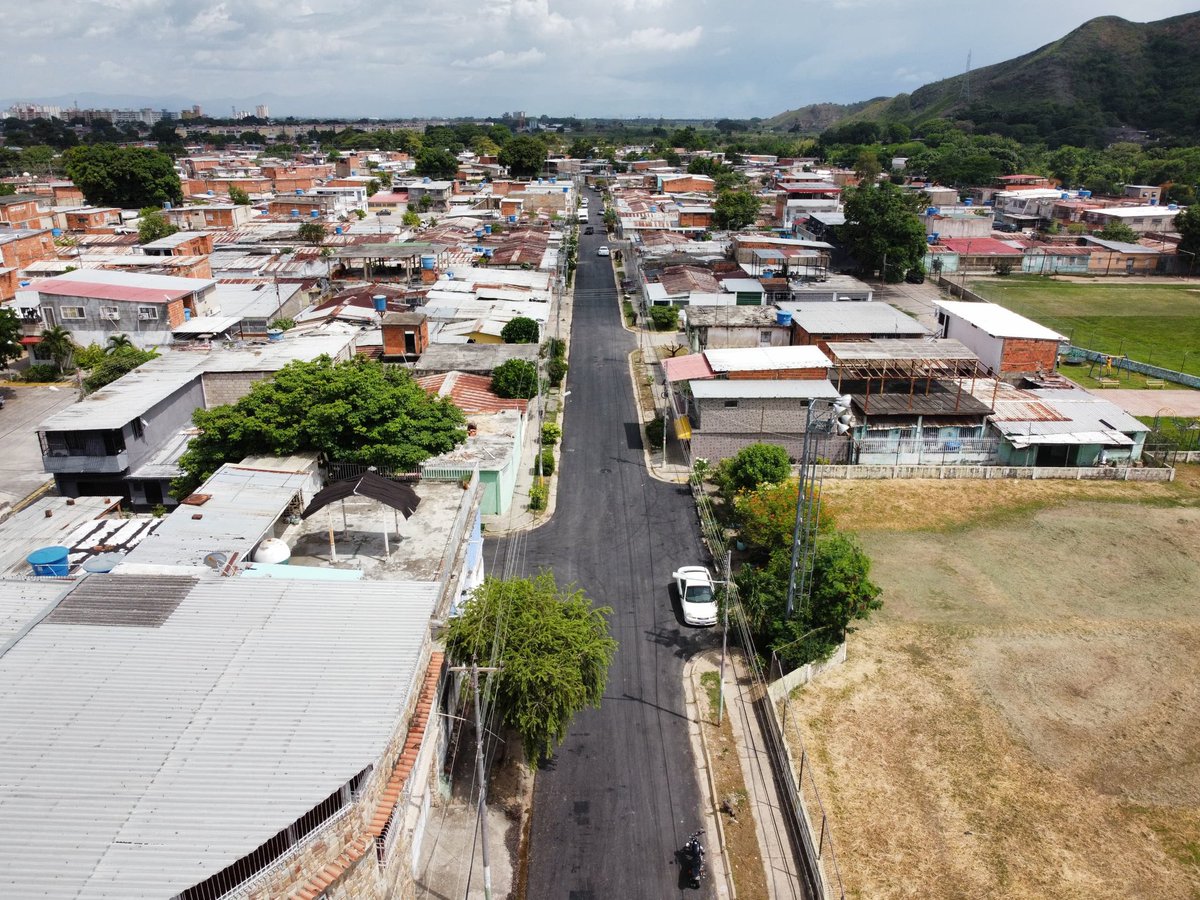#30May Gracias al Plan Nacional de Asfalto Impulsado por nuestro Presidente <a href="/NicolasMaduro/">Nicolás Maduro</a> colocamos más de Mil Toneladas de Asfalto en el Sector 2 de Caña de Azúcar. 

Trabajamos por el bienestar de nuestra gente 🙏🏽

#PuebloMaduroActivo