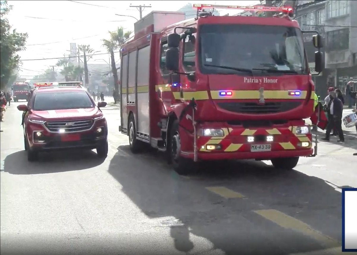 [99 ANIVERSARIO DE LA CISTERNA] Como parte de las actividades de aniversario, esta mañana se realizó un desfile cívico militar en homenaje a la comunidad <a href="/Muni_LaCisterna/">Municipalidad de La Cisterna</a> . Bomberos y bomberas de <a href="/Bomba_Pr1mera/">Bomba_Pr1mera</a> participaron de este homenaje ciudadano. 🚒🚒🚒 En la imagen B1 y J1.