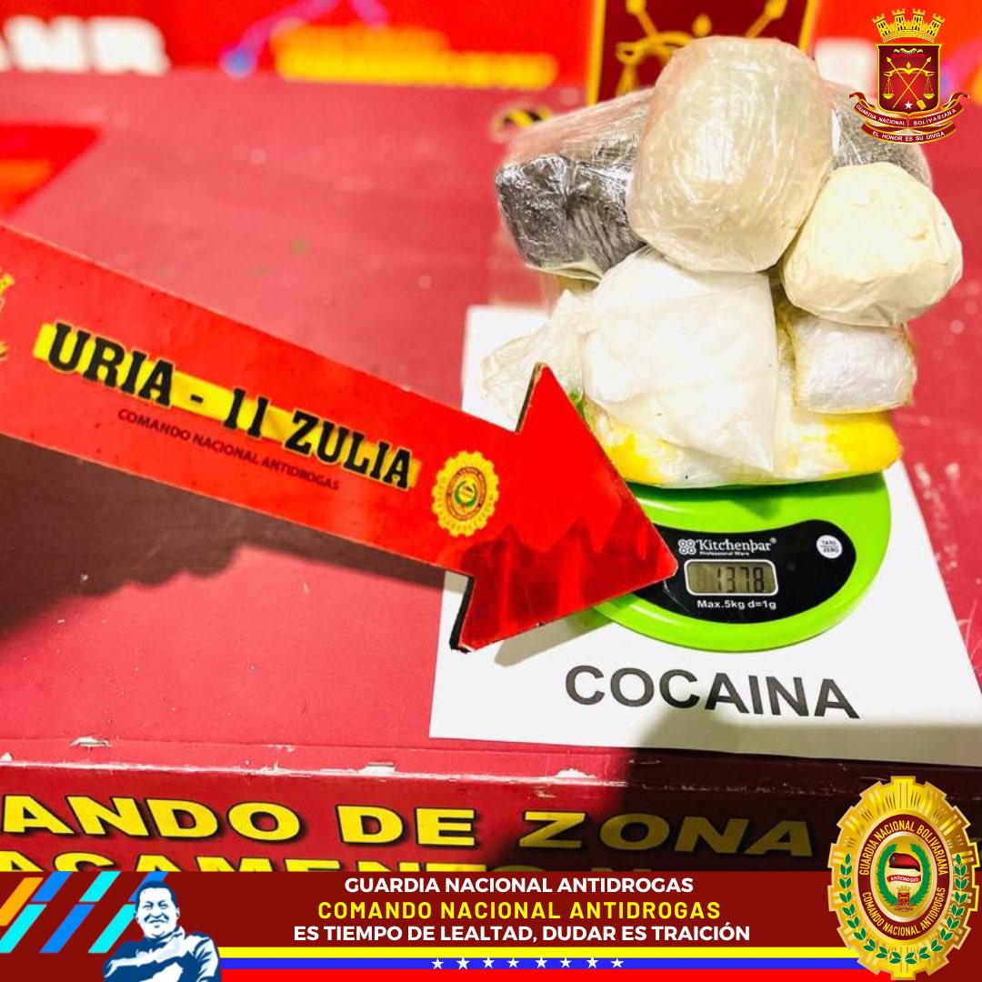 Efectivos #FANB en labores de patrullaje y escudriñamiento en el sector El Marite Maracaibo, Edo. Zulia, incautaron 8 envoltorios de Cocaína con peso de 1,378 kg y 2 envoltorios de Marihuana con peso de 1,015 kg ocultos en las pertenencias de cuatro (04) ciudadanos detenidos.