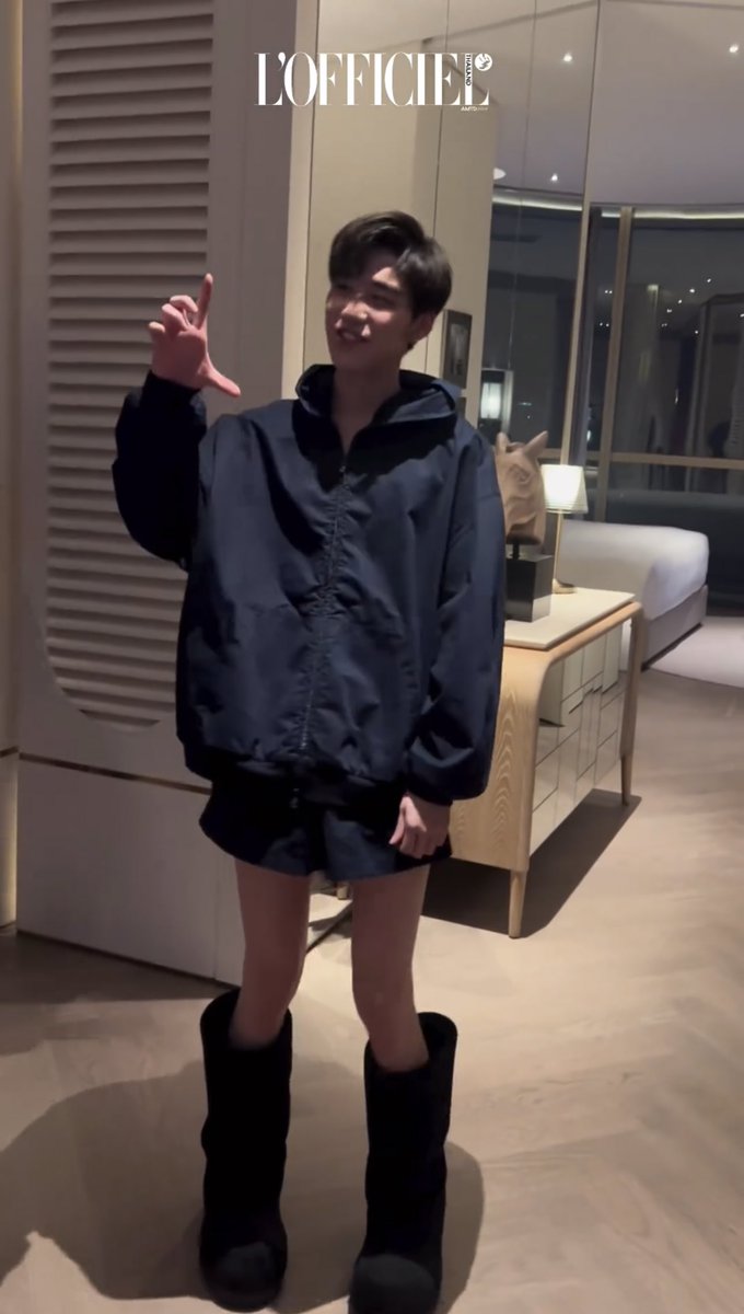 _muffinp's tweet photo. มีท่ายืนที่ปุ๊กปิ๊กม้าดนิ่คับ แงแง ยองเท้าสูฃๆ ปลายเท้าหันเขาหากัน หัวกมกม กุงเกงขาสั้น ยืนเจื้อยแจ้วยิ้มหวาน ใจละลายหมดแล้วคับน้องพี🥹🌟

#BalenciagaRunwayxPPKRIT 
#BalenciagaxPPKRIT #PPkritt https://t.co/eSdXVqE1il