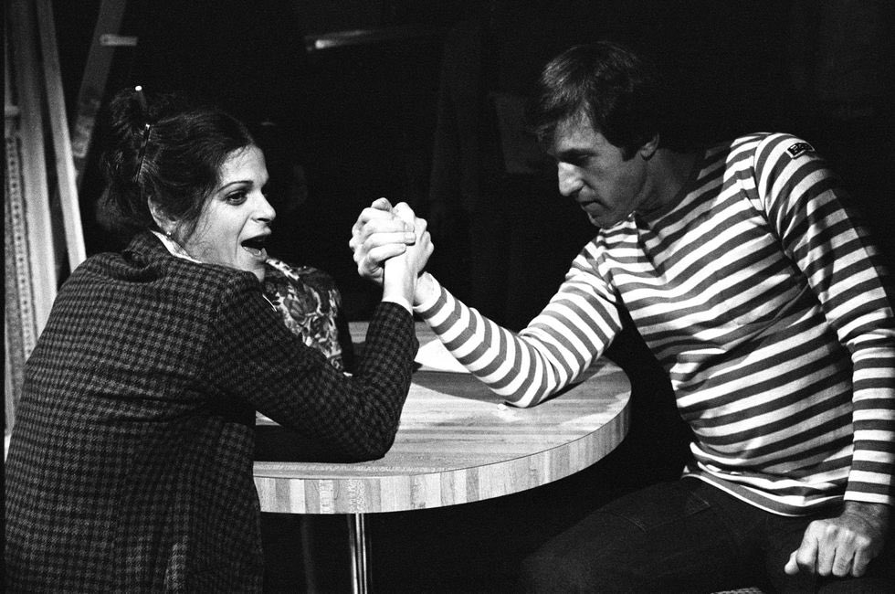 JoeyVeeRN's tweet photo. Cast member #GildaRadner challenges the show's guest, professional football player #FranTarkenton, to an arm wrestling competition on set of #SNL, 1977. https://t.co/sP95N0Acrs