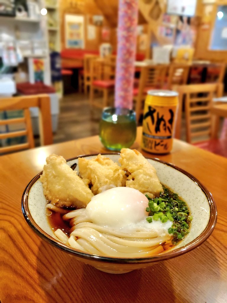 考えるな、鶏天食え。 濃い目のぶっかけ出汁にブリンバンバンな鶏天と温玉。 食ってみ、飛ぶぞ。