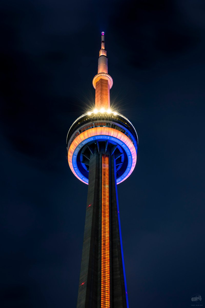 Pictures I took of a gold @TourCNTower with my @CanonUSA R6 camera and RF 70-200mm f4 L IS USM lens.

#CNTower #Toronto #Photography #NightPhotography #ArchitecturePhotography #Canon #Gold