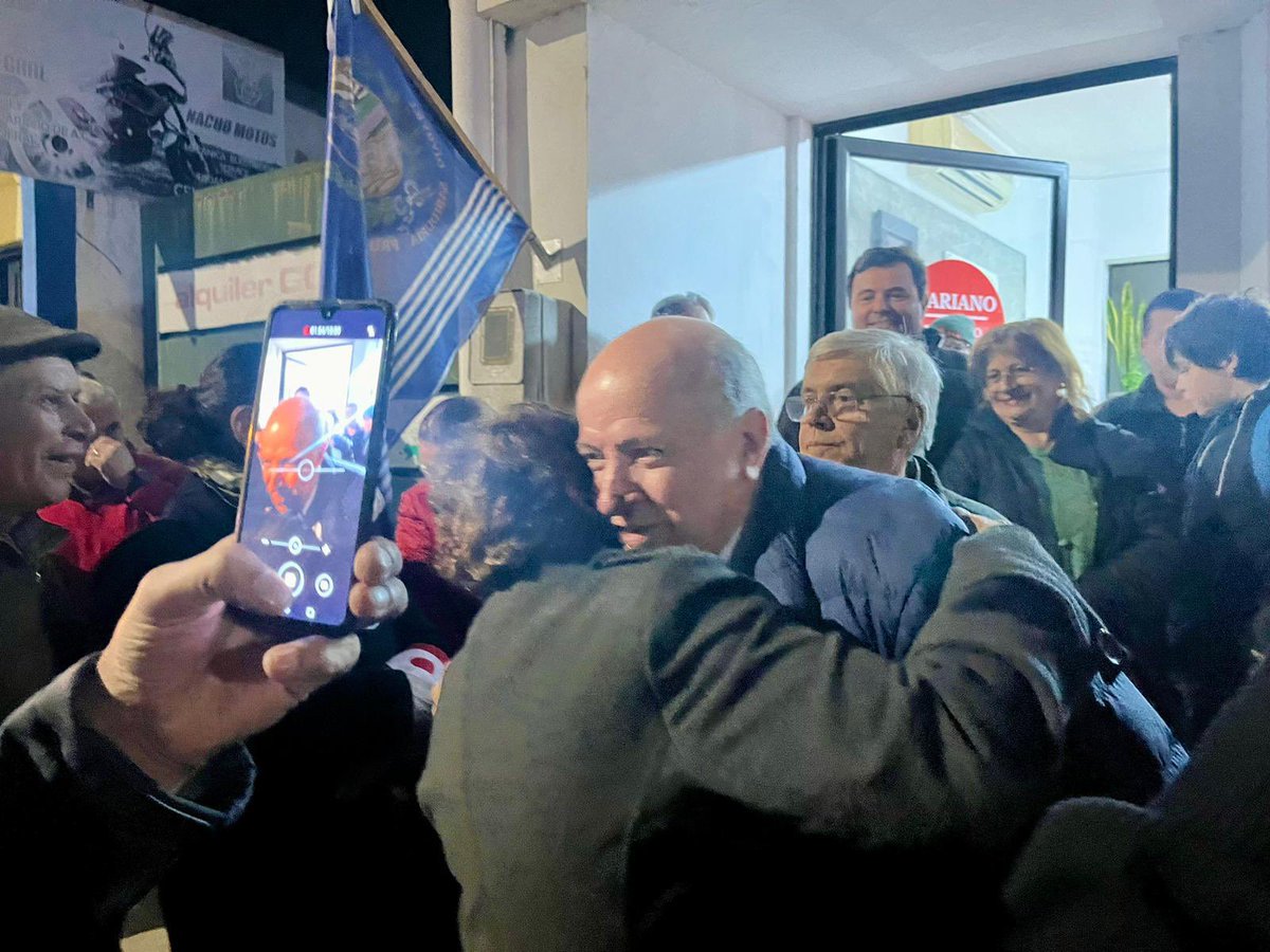 Cerrando la jornada con los amigos de todas las horas de la lista 6060 de Vamos Salto que hoy lidera Mariano Casola y que ha hecho un gran trabajo para conformar un equipo que está en su mejor momento. ¡Vamos con @TabareViera! ¡Vamos Salto!