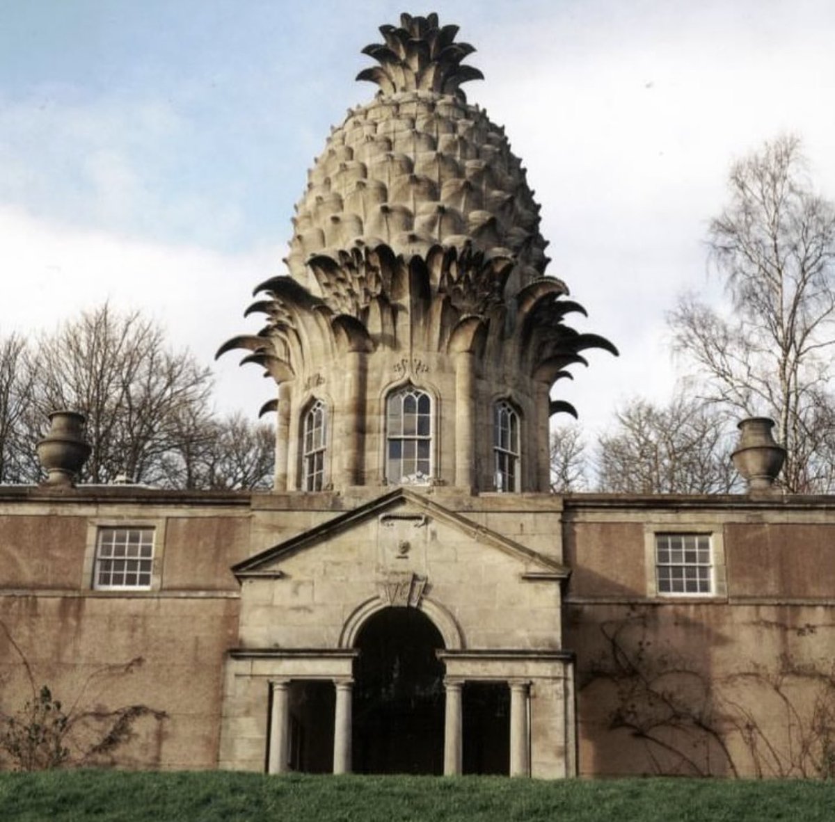 🍍 the Dunmore pineapple, Scotland built in 1761 in Scotland, is an iconic summerhouse with a unique pineapple-shaped dome. Commissioned by the 4th Earl of Dunmore, it symbolizes wealth and hospitality, as pineapples were rare and expensive in Europe at the time.