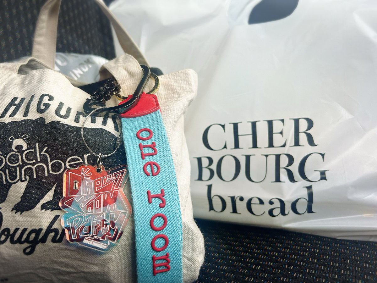 miyu07174's tweet photo. おはよー
お友達のとこにレッツゴー💨
#CHERBOURGbread
#backnumber
#カラビナ
#oneroompartyvol7 キーホルダー https://t.co/0UTC21yBmz
