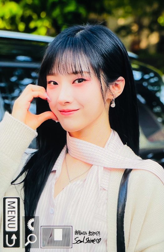 picsofhaseul's tweet image. her happiness is everything