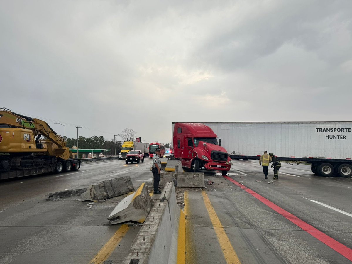 #AlMomento 🚨 || En #Ixtapaluca, sobre la autopista México-Puebla km. 036+900, se registró un accidente vehicular que causa un asentamiento vial de 2.5 kilómetros.

Te sugerimos manejar con precaución. 🚘 ⚠️

#SSEdoméxInforma 👮🏼‍♀️👮🏽‍♂️