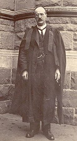 This is Professor Alfred James Ewart. In 1906, he became the first professor of botany at the University of Melbourne - indeed, the first chair of botany anywhere in Australasia. He was also a terrible person. A thread. 1/