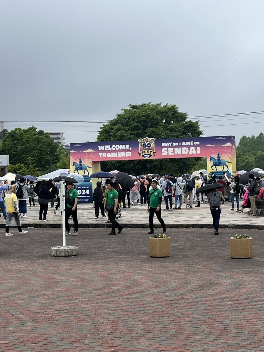 本日( 5/31 )
ポケモンGOフェスト2024  
で仙台　七北田公園に来ました😆

9時に到着して1時間待って
「 さあ、10時スタートだ 」と意気揚々でしたが、ポケストップは出ない、モンスターも出ない😅

スタッフさんに聞いてみたところ、事前発売のチケットが無いと捕獲は無理😱
やっぱり😰残念です‼️