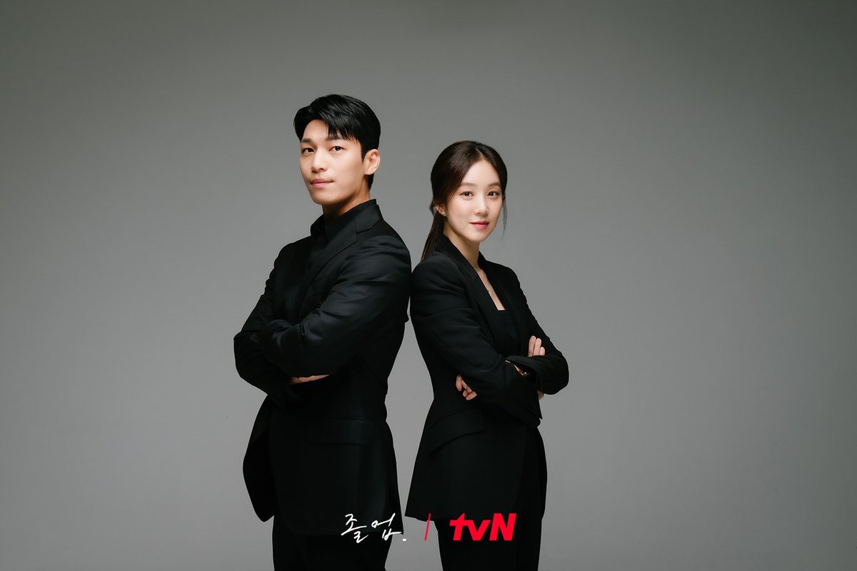CJnDrama's tweet photo. 혜진이네 붙어있던 사제출격 사진 입수 완✌
자주 보고 싶은 사진은 냉장고에 붙여 놓는 게 국룰🤎

[토일] 밤 9:20 | tvN
#졸업 #TheMidnightRomanceinHagwon 
#정려원 #위하준 https://t.co/RFKDNeJuRH