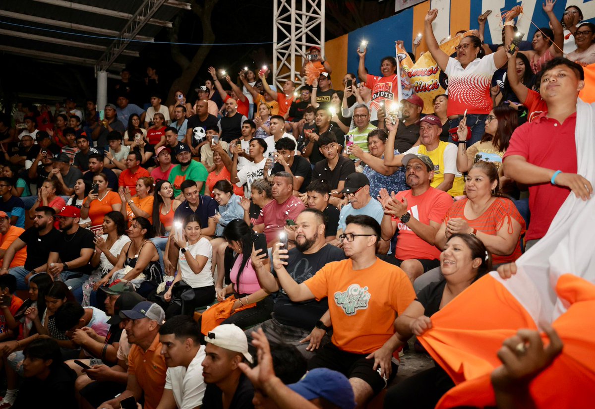 #Baloncesto | El Gimnasio Alcaldía de Cojutepeque se viste de naranja con los aficionados que muestran actitud positiva en apoyo a sus representantes, pues hoy lucharán por empatar la serie ante Santa Ana.

#ConstruyendoElCamino