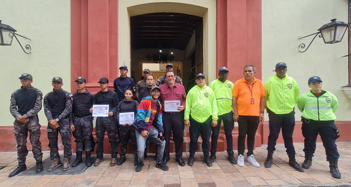 Extraordinaria actividad organizada por el Vp de Organización de #PODEMOS del mcpio Sucre  y Pte de la Fundación Yo Soy Comunero:Abraham Pereira. Foro Mi Licencia es la #Patria!, en el marco del trabajo político por la reelección del Camarada Pte Nicolás Maduro este #28 de Julio