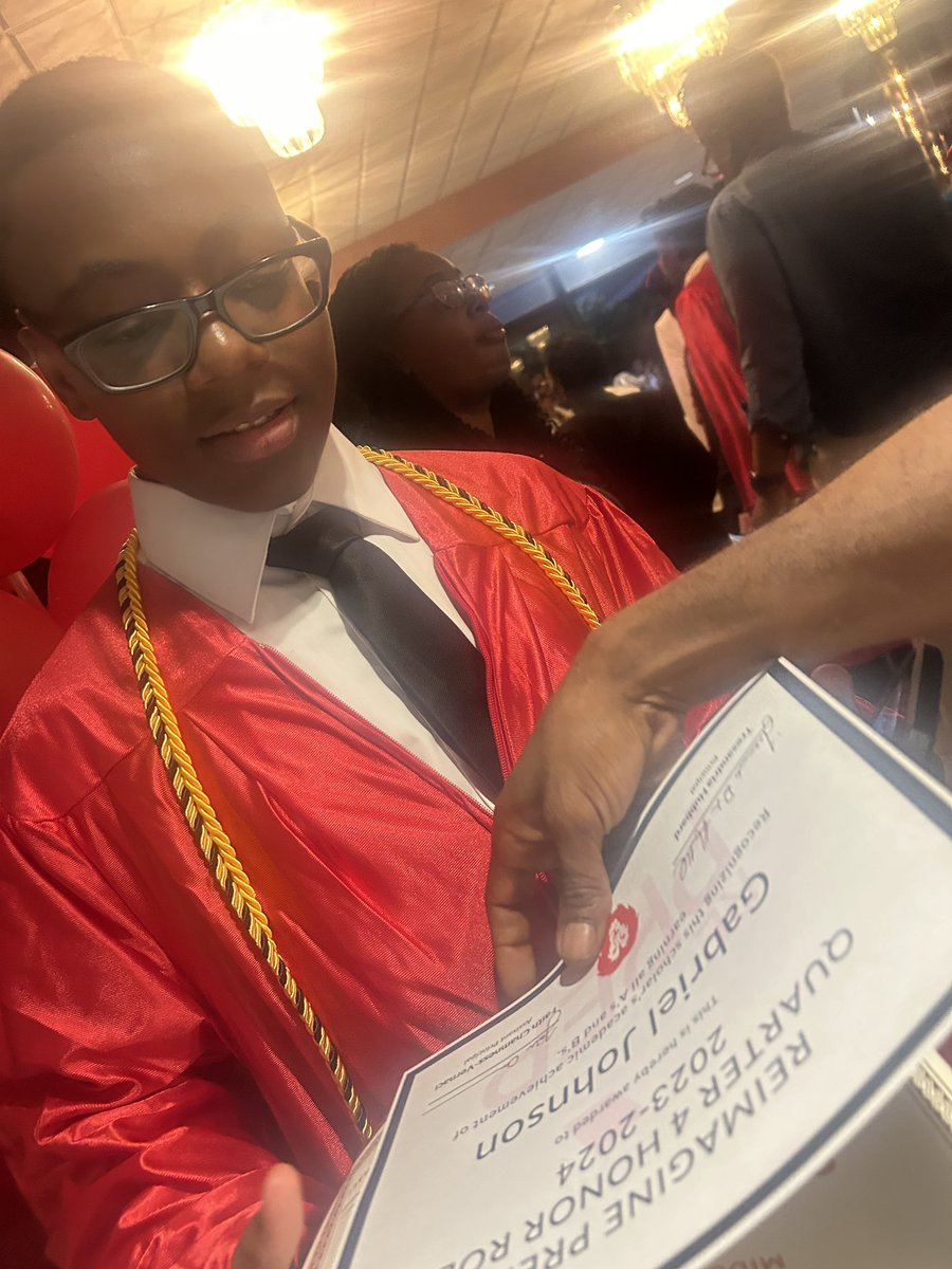 _HelloKitty24's tweet photo. I’m going to brag about my son every chance I get! graduated top 10 in is class and landed an number 2 and is the SALUTATORIAN of his class! Great Job! One proud parent! 🥰🥰🥰🥰 https://t.co/GiMineXc2p