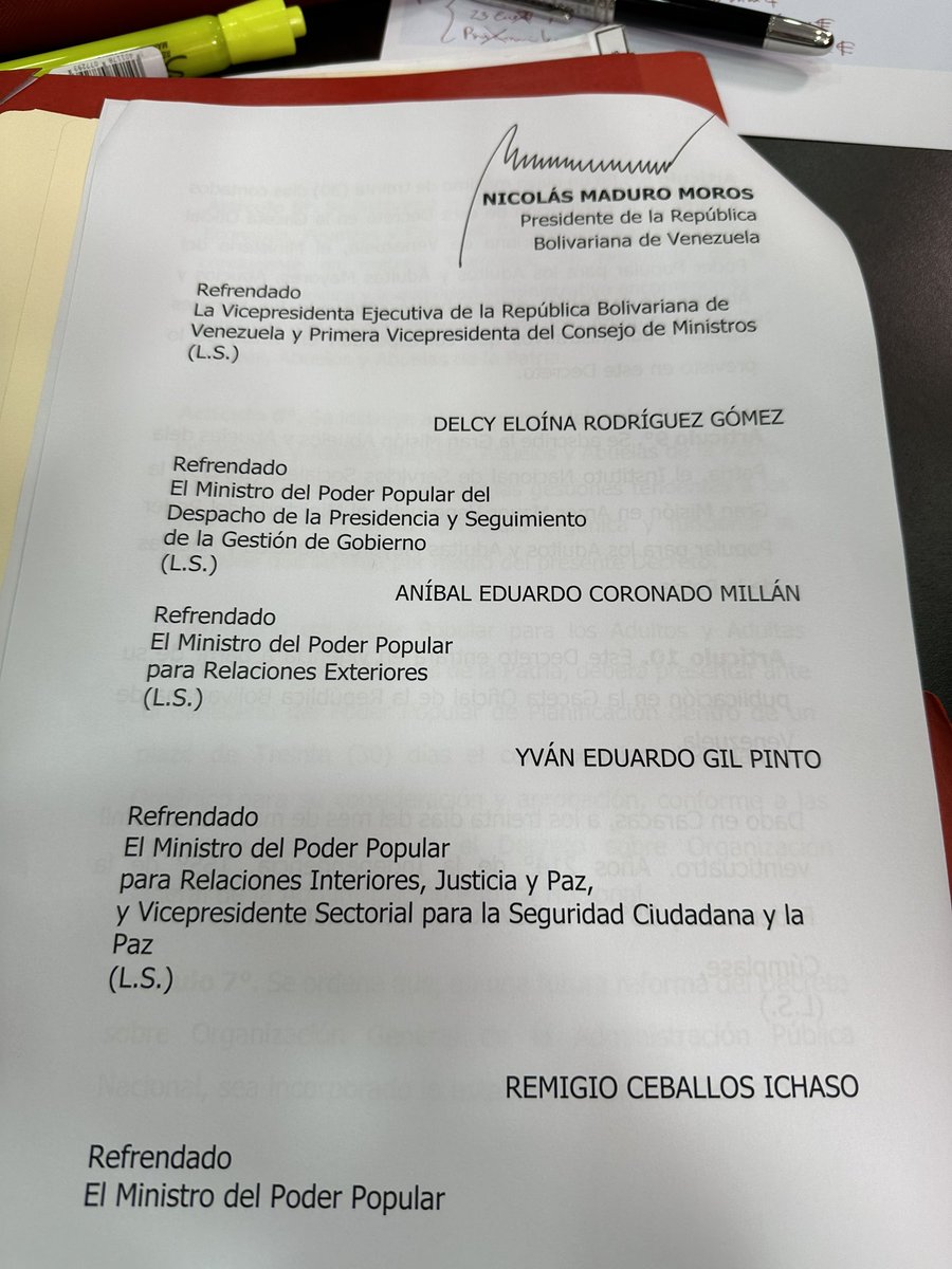 Buena noticia!!! Se crea el Ministerio del Poder Popular para los abuelos!!!! En Maduro de Repente el Pdte @NicolasMaduro trabaja sin descanso por el pueblo! Que vivan los abuel@s, memoria y reserva histórica de la Venezuela de justicia e igualdad frente. La vieja clase política