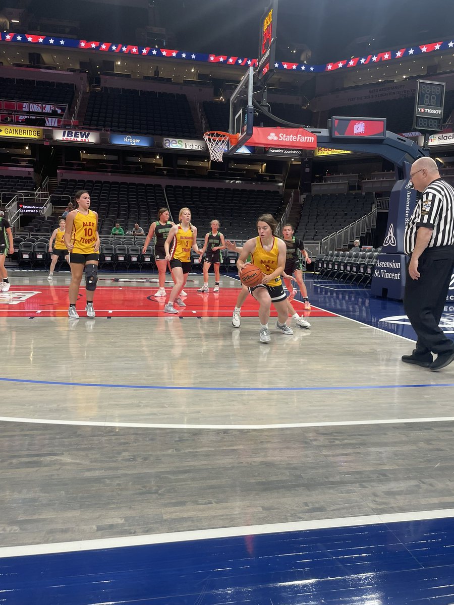Great day playing at Gainbridge and then watching the Fever game!! Thank you @BballClinton for the invite! #AlexTigers