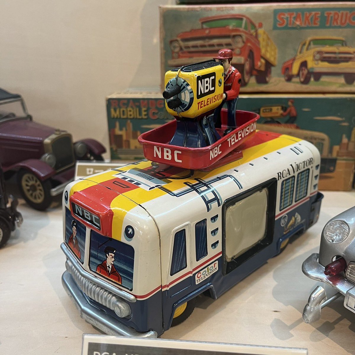 こんにちは☔️出雲崎レトロミュージアムです🤖✨️

本日ご紹介するのは1950年代に米澤玩具が製造、CRAGSTANが販売した乾電池式ブリキ玩具【RCA-NBCテレビのビクター中継車】です📺
パトカーや消防車の玩具はよく見かけますが、テレビ中継車の玩具は珍しいですね👀
