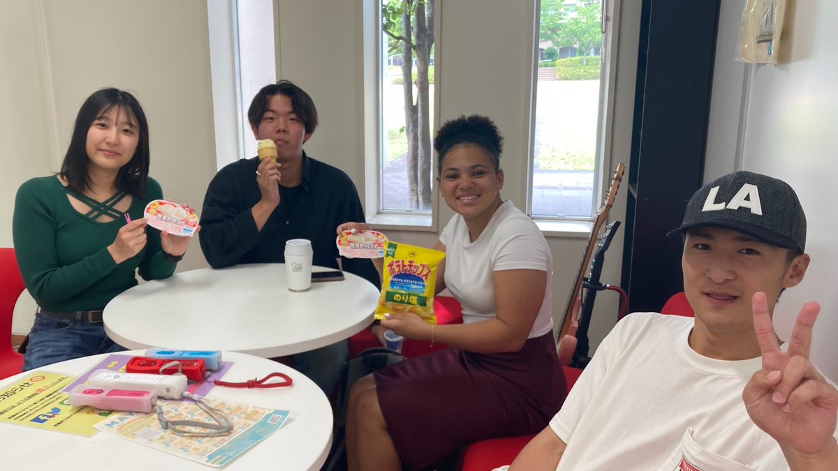 kankyo_U's tweet image. セントラルクリスチャンカレッジ オブ カンザス(🇺🇸Central Christian College of Kansas:#CCCK)から来学中のレイチェルさん

日本語授業を受けたり、アクティビティなどを通じて本学学生と交流したりしています！

来日して日が浅くも、学生たちともすっかり打ちとけた様子🍦

#学生交流 #snacktime
