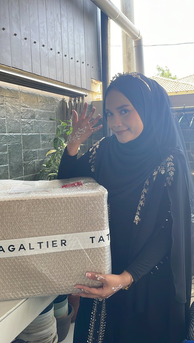 amlxrzk's tweet photo. Unboxing the parcel I received during majlis tunang 💍

Say hello to the cutest acne patch #PoppyFlip 💛🩷

BIGGEST thank you to @tatagaltier @aushmilby for this BIGGEST PR package 🫶🏻  

Brb tukar cadar and comforter kuning 💛 https://t.co/zfEtkGXyDN