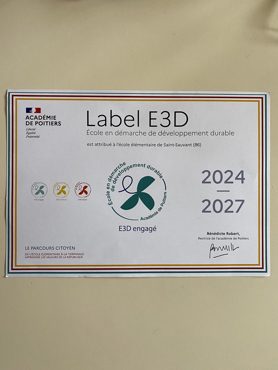CStsauvant's tweet photo. @ienp5
#labelE3D
Notre école a reçu le label E3D pour le travail d’éducation au développement durable , avec notamment @LPO, @viennenature, @Abeilocal ce mercredi 29 mai à l’université de Poitiers https://t.co/0RNrwwYbCG
