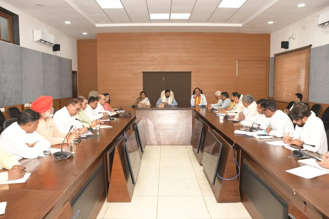 NayabSainiBJP's tweet photo. आज मुख्यमंत्री आवास संत कबीर कुटीर पर @BJP4Haryana के सभी जिला अध्यक्षों के साथ बैठक कर आगामी कार्य योजनाओं एवं संगठनात्मक विषयों पर सार्थक संवाद कर जरूरी दिशा निर्देश दिए। https://t.co/3EfwVH0KSB