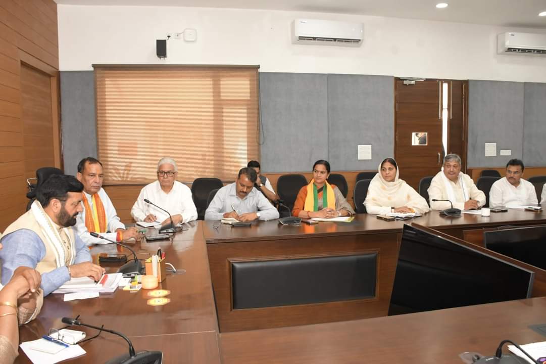 NayabSainiBJP's tweet photo. आज मुख्यमंत्री आवास संत कबीर कुटीर पर @BJP4Haryana के सभी जिला अध्यक्षों के साथ बैठक कर आगामी कार्य योजनाओं एवं संगठनात्मक विषयों पर सार्थक संवाद कर जरूरी दिशा निर्देश दिए। https://t.co/3EfwVH0KSB