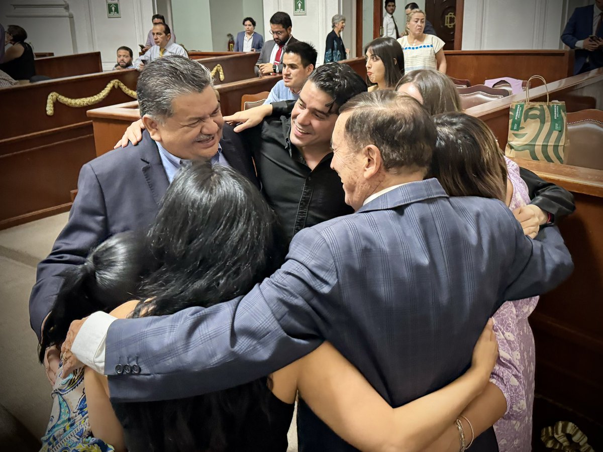 Clausura del segundo periodo ordinario del tercer año del ejercicio legislativo. Agradezco a todos mis compañeros del grupo parlamentario del PRI por su respaldo y apoyo para llevar el futuro de la Ciudad de México por buen rumbo.