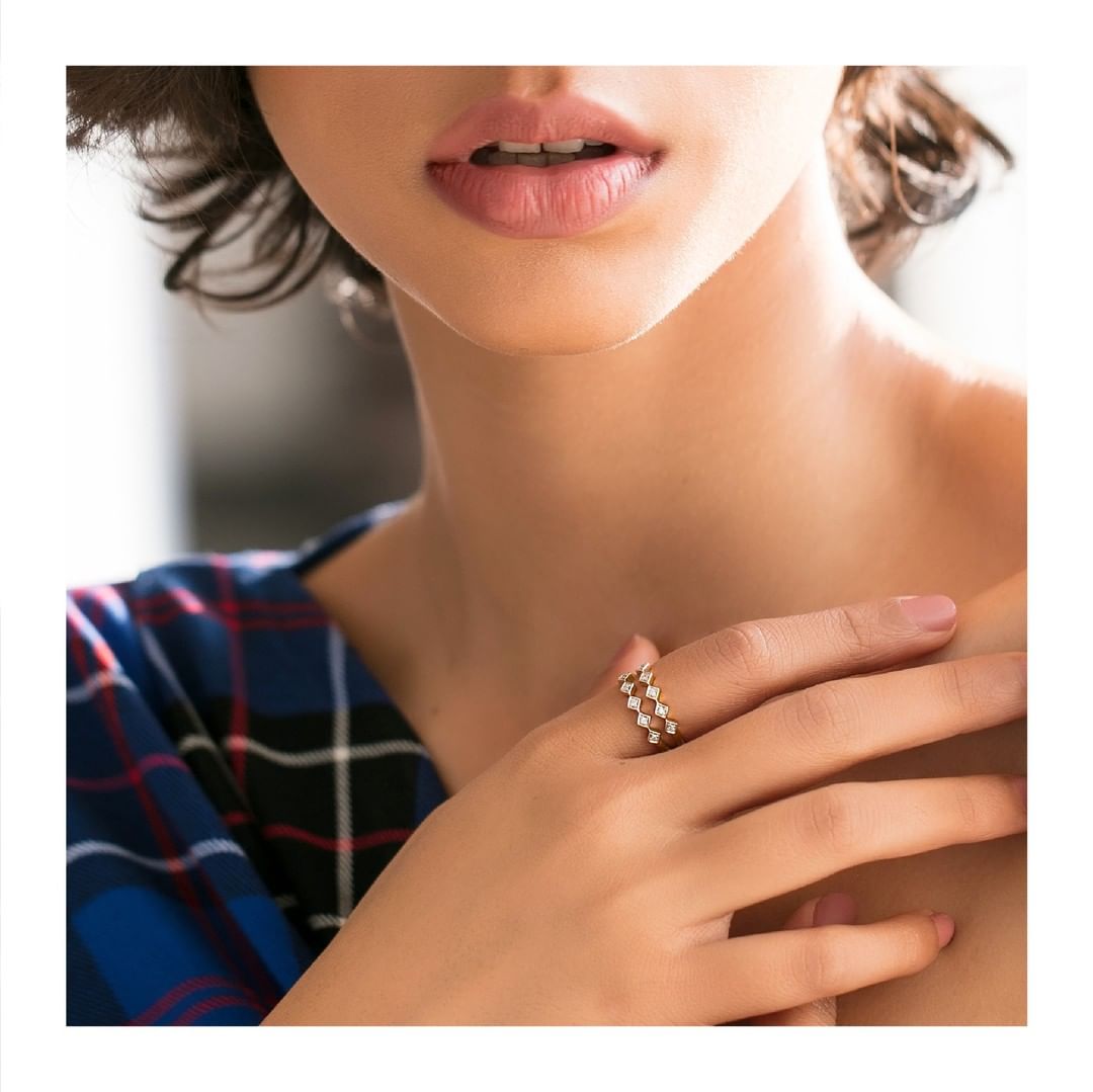 A carefully selected diamond ring symbolizes commitment and affection, making it a captivating choice for expressing love and devotion.​

​Shop online or visit your nearest store today: bit.ly/3INlvjA

#Melorra #EverydayFineJewellery #RingDesign #TrendyJewellery