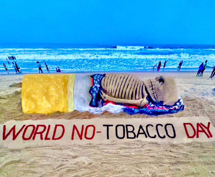 On the occasion of 'World No-Tobacco Day', sand artist @sudarsansand creates a sand sculpture depicting dangers of tobacco. #WorldNoTobaccoDay | #NoTobacco