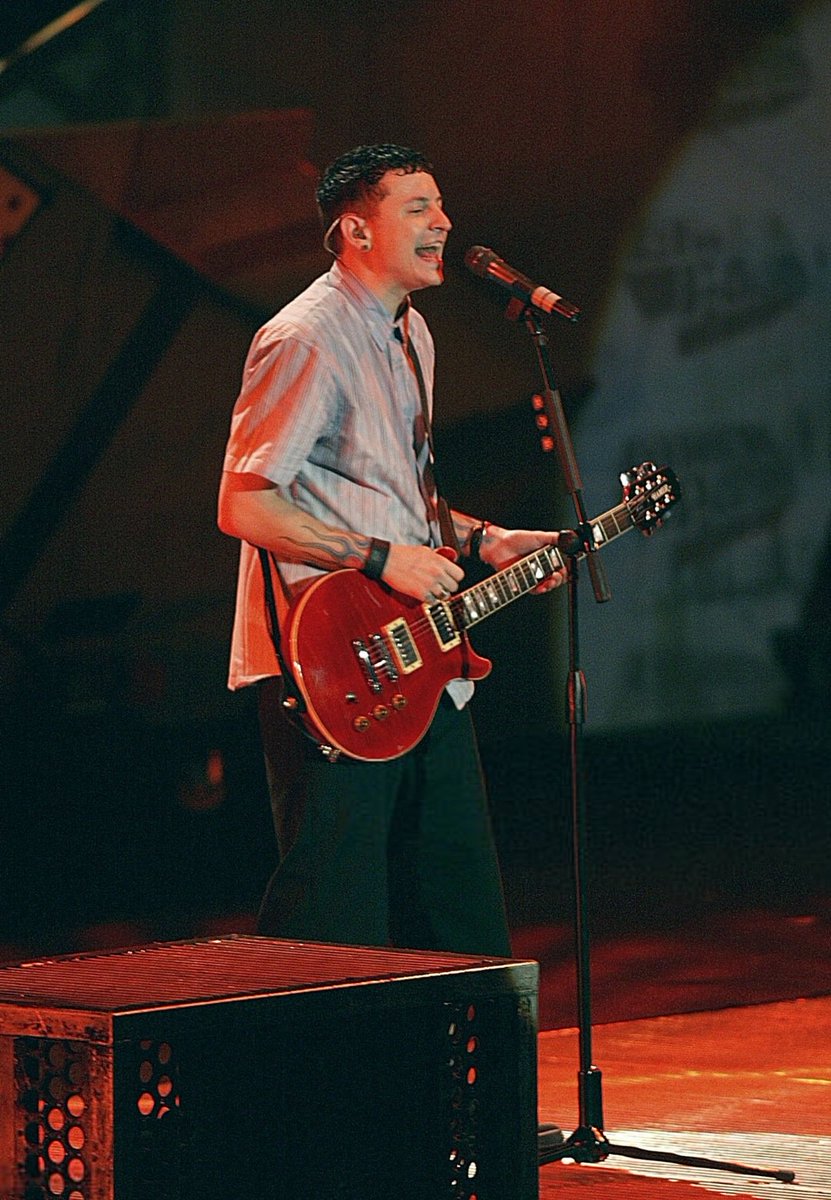 PHOTOS YOU HAVE SEEN BUT DIDN'T KNOW WHERE THEY BELONGED TO: 

Chester during the last show of the "Meteora North American Tour" at The Forum. Inglewood. (March 15, 2004) 

📸 Michael Zito