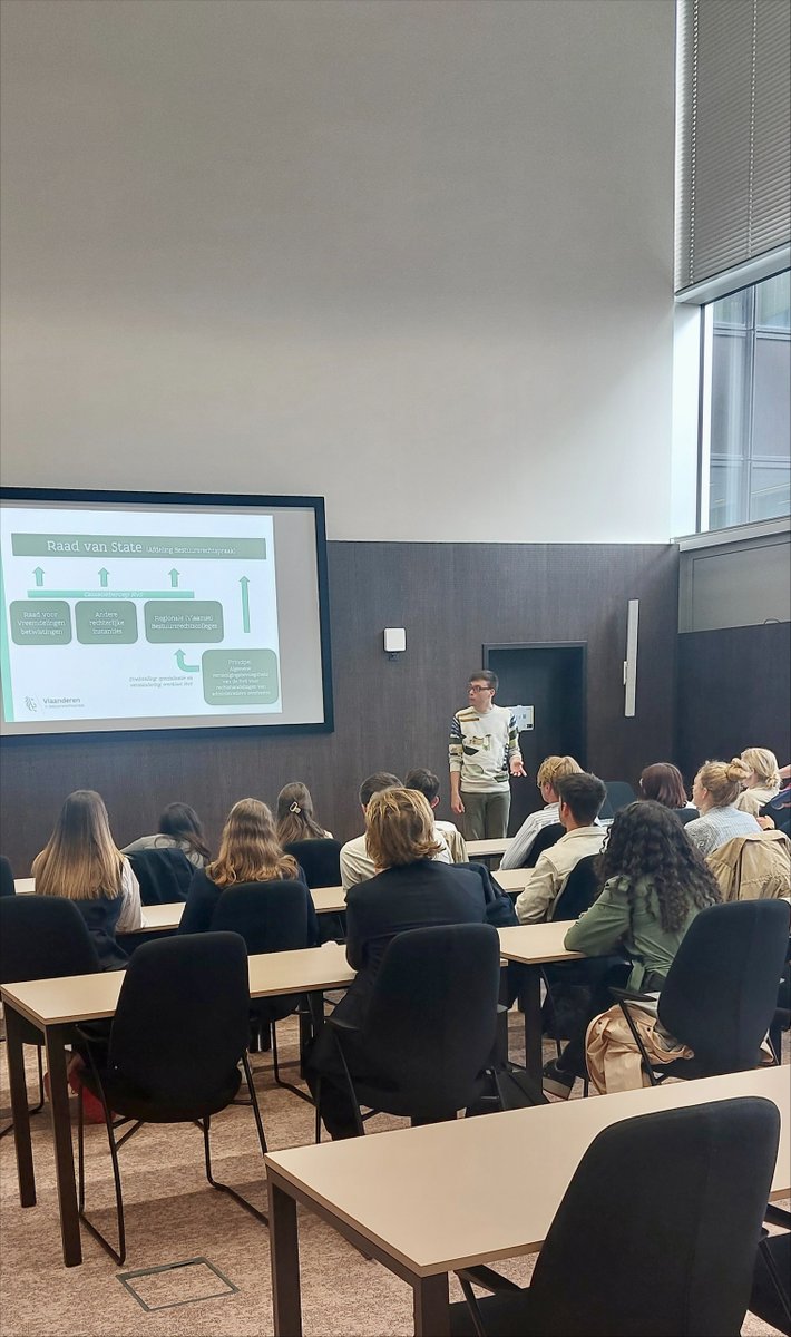 Gisteren kreeg de DBRC enkele masterstudenten van de UHasselt over de vloer. Zij volgen het vak 'Rechtsbescherming tegen de overheid' en kwamen een dagje de werking van onze bestuursrechtscolleges volgen. #vlaamsebestuursrechtspraak