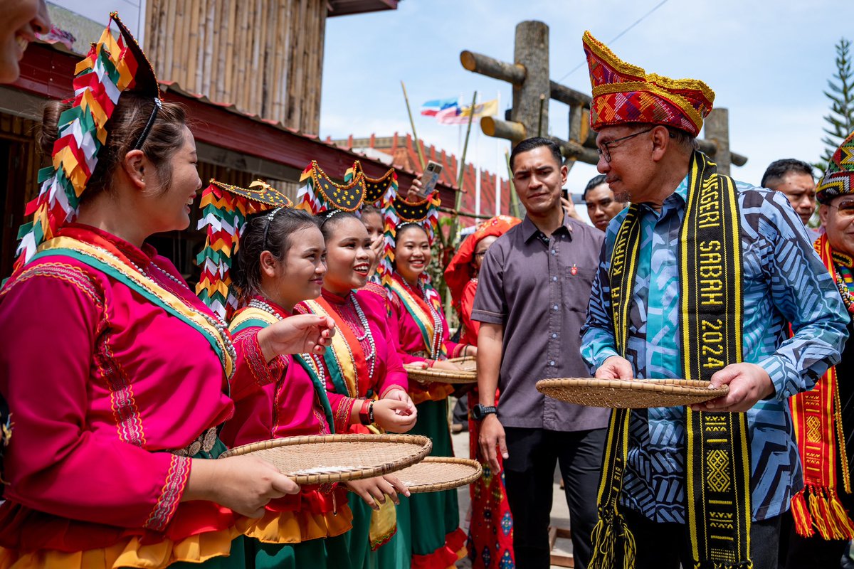 Hari ini di Penampang untuk meraikan Pesta Kaamatan sambil diapit Ketua Menteri Sabah Datuk Seri Panglima Haji Hajiji Noor serta pimpinan kerajaan negeri dan persekutuan. Dalam ucapan, saya singgung hasrat Kerajaan MADANI dalam memastikan kemiskinan tegar Sabah dapat dinoktahkan