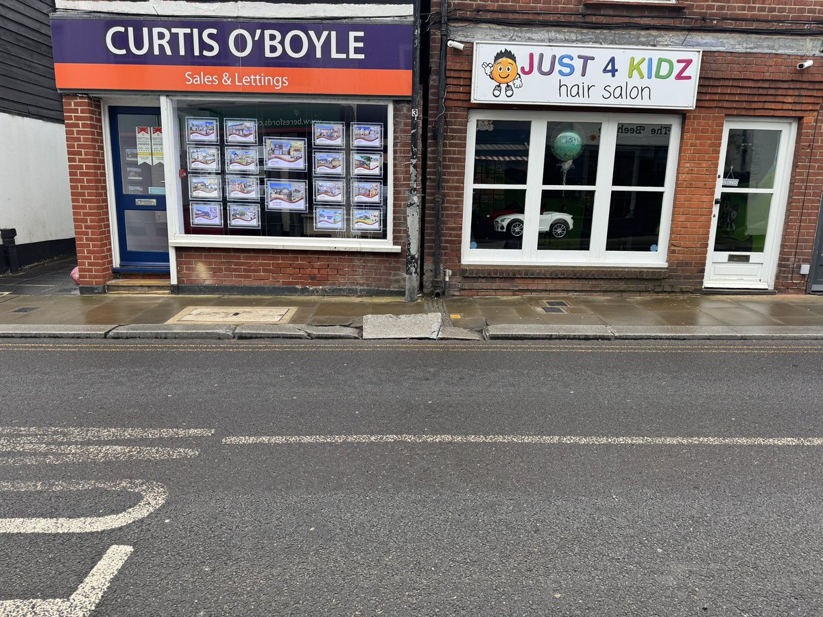 ansellandsons's tweet photo. Hi @essexhighways please can something be done about this dangerous curb stone. High Street Maldon. 
Thanks https://t.co/VkxCU8FImJ