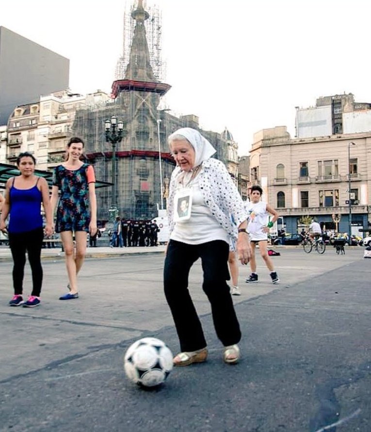 È morta nella notte Nora Cortiñas, 94 anni, una delle fondatrici delle Madri di Plaza de Mayo, l'associazione per i diritti umani e la verità sui desaparecidos in #Argentina. Era anche una sostenitrice dei diritti delle donne e del calcio femminile.

👇