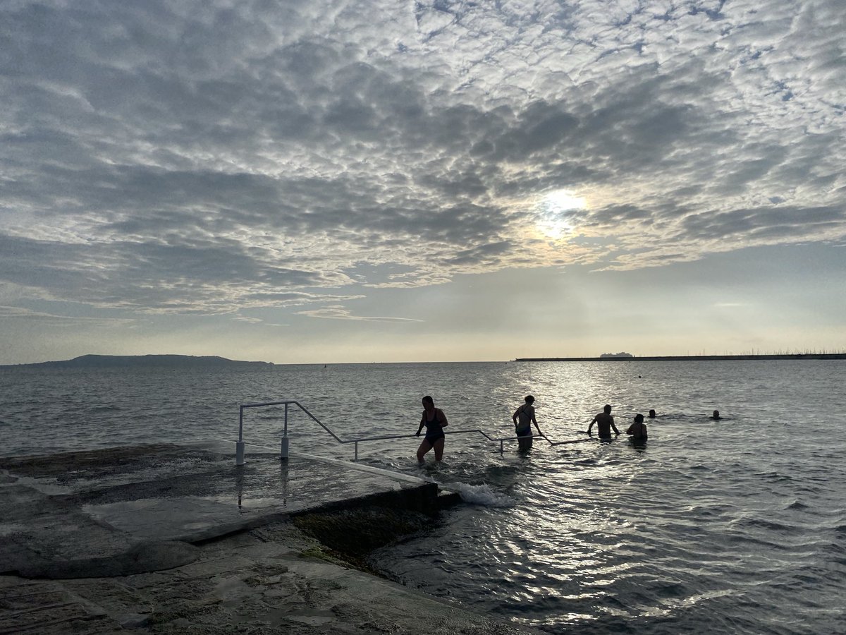 6.45am 31st May 2024 #Seapoint💙 Morning dippers ☀️🏊🏻‍♂️🏊🏻‍♀️ Great start to the Bank Holiday weekend #Reset🙌