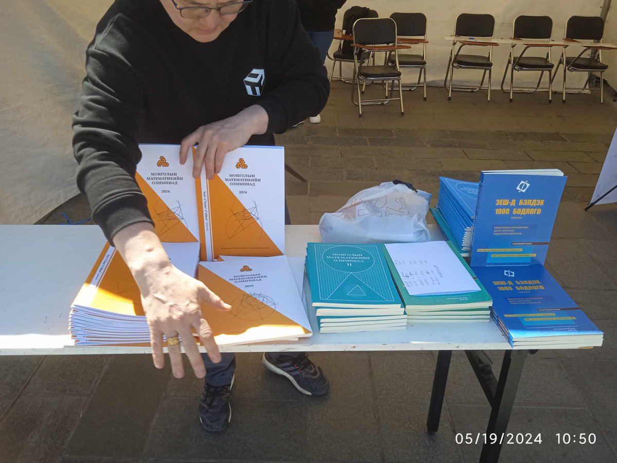 Энэ ЭЕШ-ийн 2 номыг би 2018 онд гаргаж байсан юм. Тухайн үеийн номнуудын нийтлэг дутагдал нь бодлогууд нь огт бодолтгүй байдаг байсан юм. Тэгээд бүх бодлого нь бодолтой анхны номыг гаргая, шинэ стандарт тогтооё, хүүхдүүд бодолтыг нь хараад бодож сураг гээд ийм цуврал 2 ном гаргаж